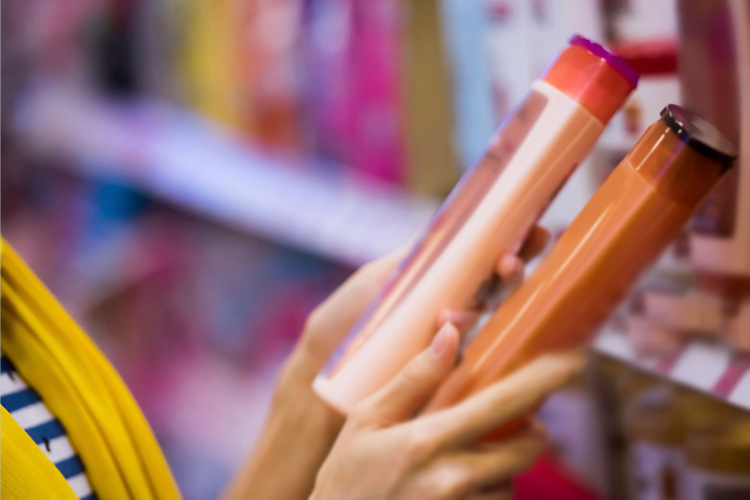 روشهای کنترل شوره سر و ویژگی شامپو مناسب